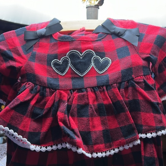 Red/Back Flannel Checker Dress w/🖤’s & Black Leggings for your little valentine - Picture 12 of 16